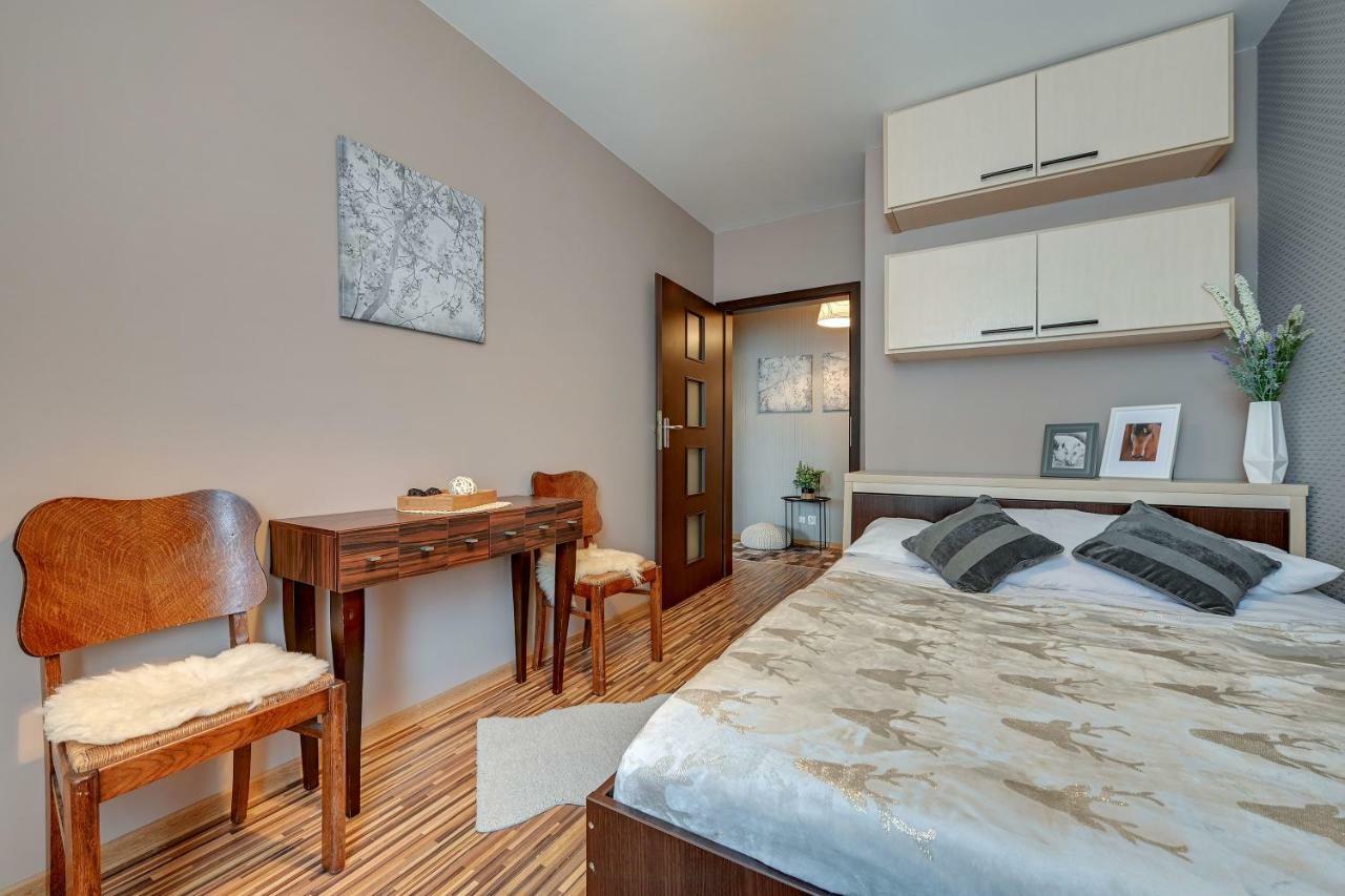 Apartment Blue Mandarin Wood *