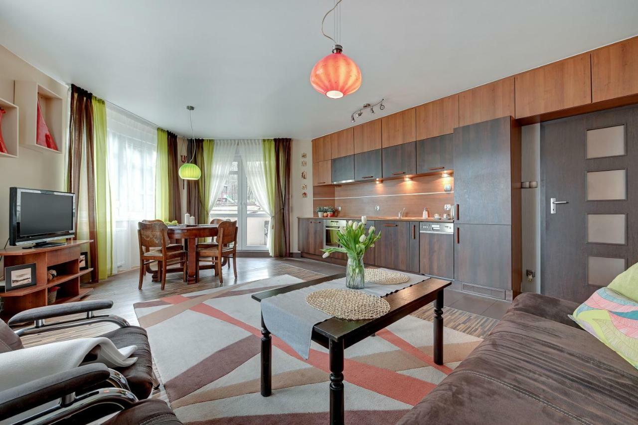 Blue Mandarin Wood Apartment